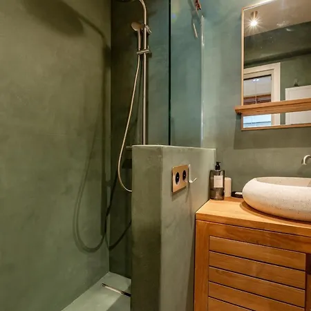 Center Design, Terrace & Within Walking Distance Apartment *